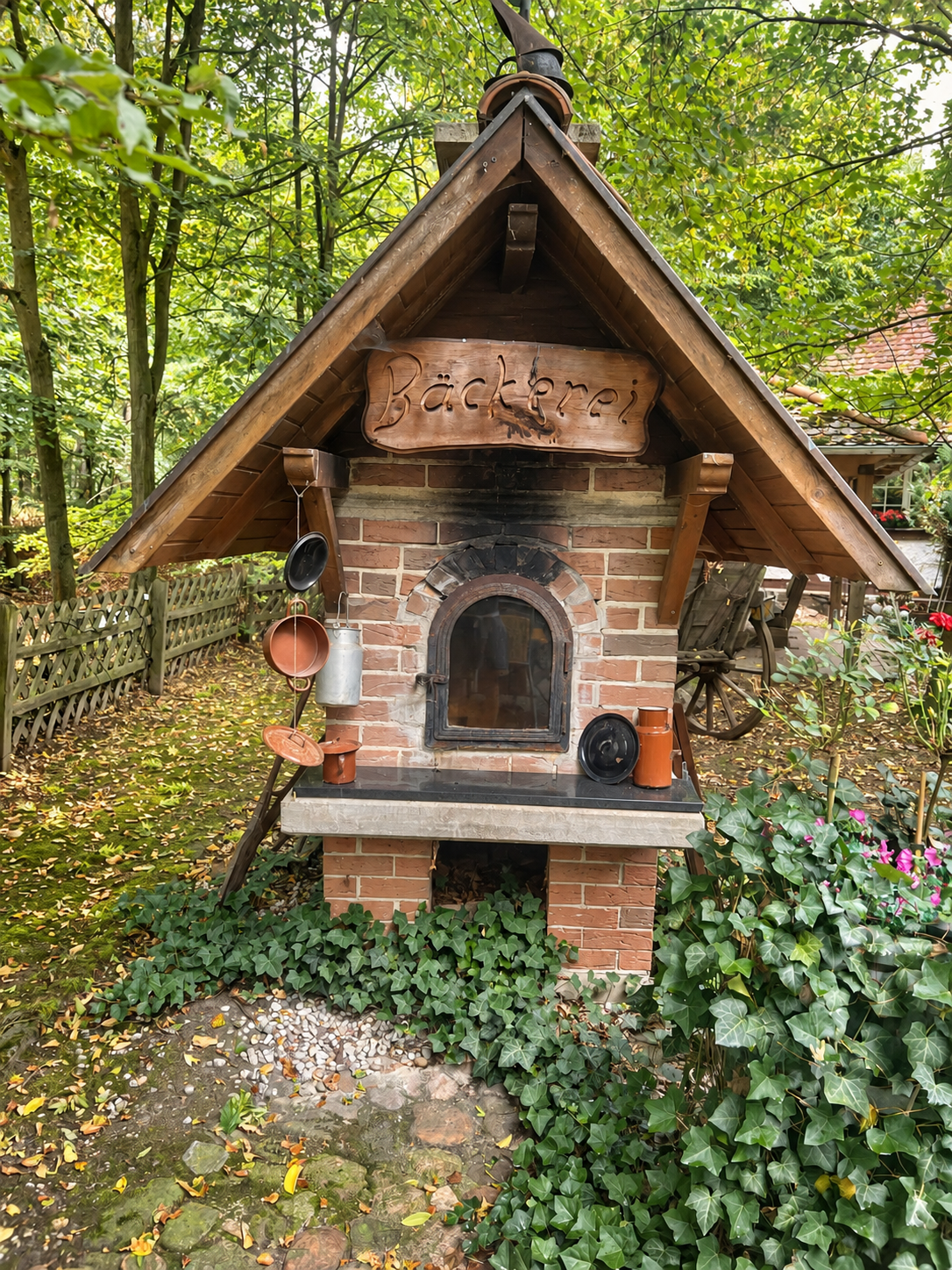 Steinbackofen der Hospitalhütte unter seinem Holzdach im Grünen