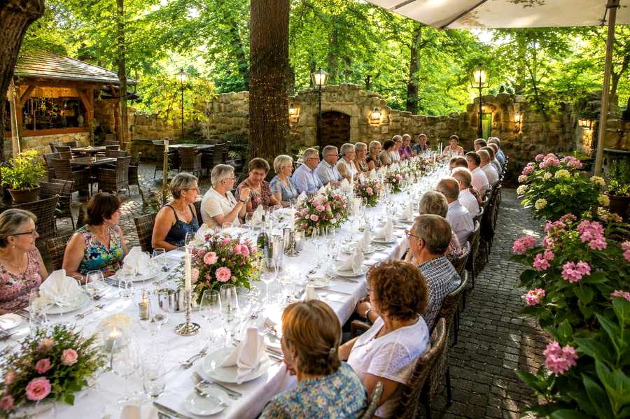 Festtagstafel im Grünen